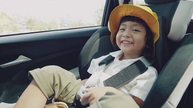 詳情圖-小男孩在車?yán)锵抵踩珟А?></div><div   id=
