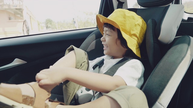 詳情圖-小男孩在車?yán)锵抵踩珟А?></div><!--]--></div></div><div   id=