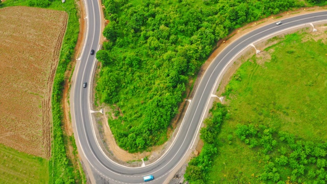 詳情圖-白天，無人機在車道上空飛翔