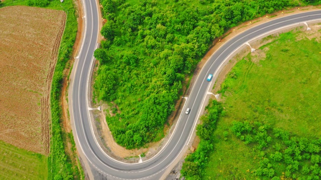 詳情圖-白天，無人機在車道上空飛翔