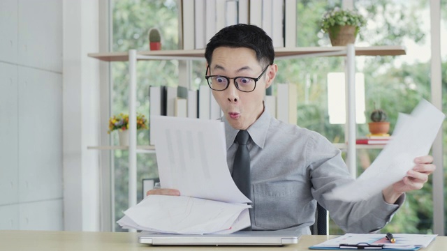 详情图-快乐的亚洲商人扔文件，他努力工作，直到他成功。