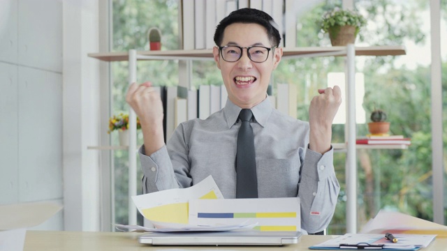 详情图-快乐的亚洲商人扔文件，他努力工作，直到他成功。