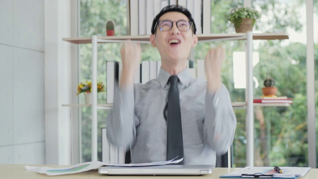 详情图-快乐的亚洲商人扔文件，他努力工作，直到他成功。