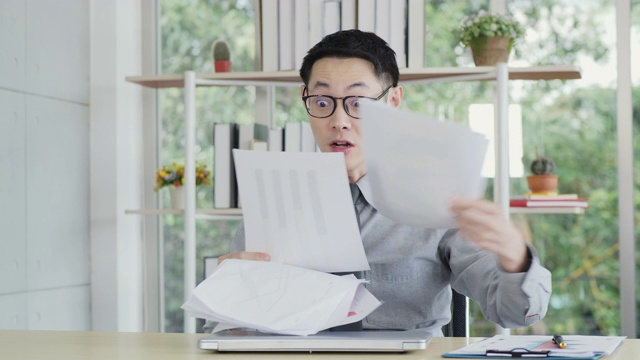 详情图-快乐的亚洲商人扔文件，他努力工作，直到他成功。