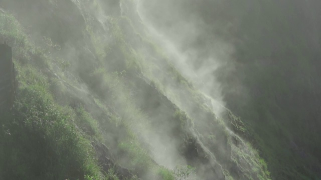 绿色的山谷形成于火山与烟尘土由硫化氢