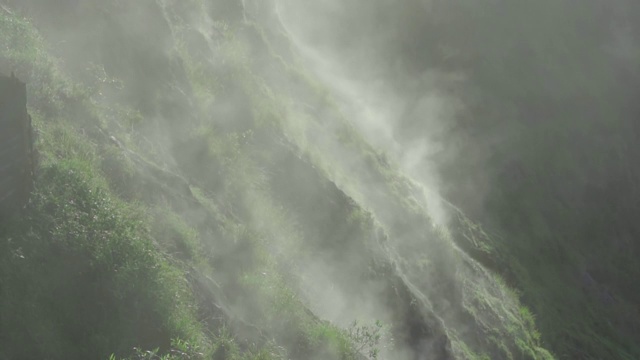 详情图-绿色的山谷形成于火山与烟尘土由硫化氢