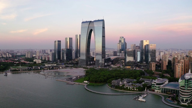 上午，中国苏州，湖边的CBD建筑。