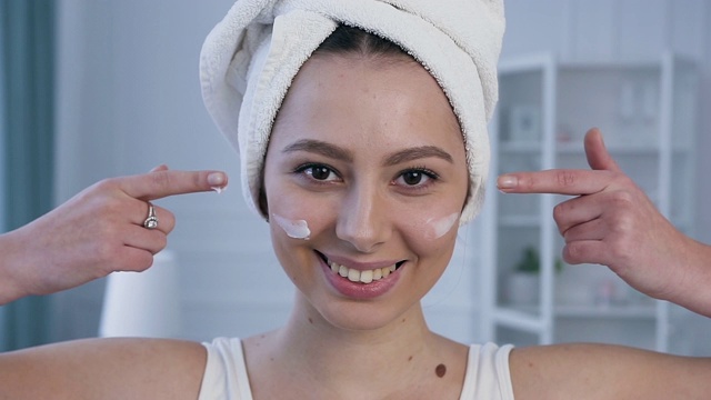 詳情圖-年輕迷人的女人在顴骨上涂面霜的肖像
