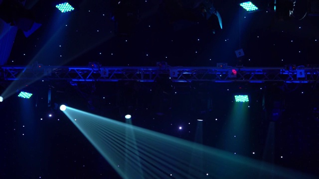 舞台灯光在演播室闪耀。无缝循环动画。