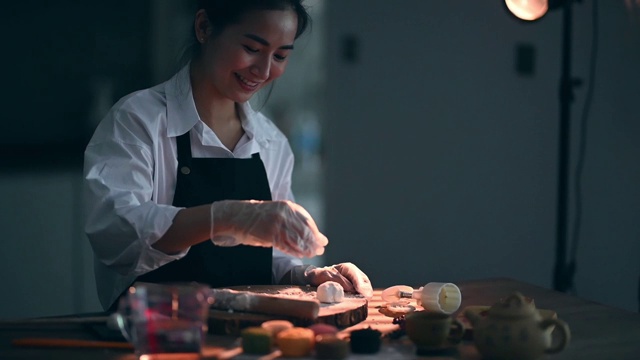 一位亚洲华裔美女在厨房制作中国传统的雪皮月饼