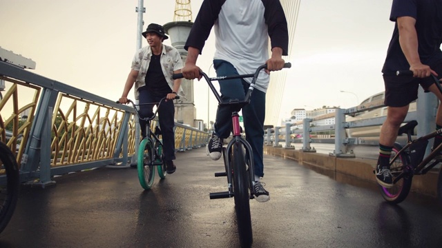 詳情圖-在街道上駕駛小輪車(chē)的人