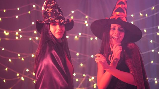 詳情圖-萬圣節(jié)派對女巫和她的魔鬼有樂趣與飲酒