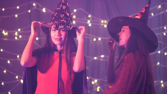 詳情圖-萬圣節(jié)派對女巫和她的魔鬼有樂趣與飲酒