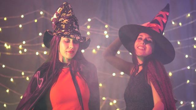 詳情圖-萬圣節(jié)派對女巫和她的魔鬼有樂趣與飲酒