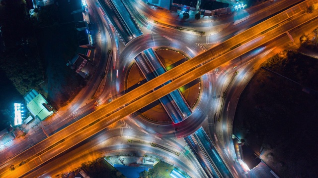 航拍延时或超延时道路交通交叉口的运动，电信和交通的概念
