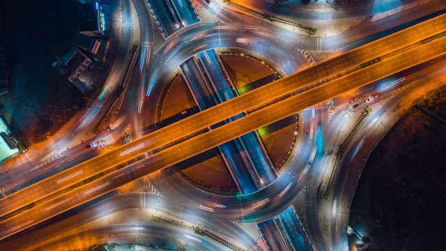 詳情圖-航拍延時或超延時道路交通交叉口的運(yùn)動，電信和交通的概念