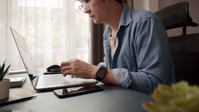 亚洲男子肩膀和脖子疼痛。成年男性用手按摩恢复压力紧张。保健和运动理念。