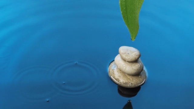 詳情圖-水滴落在金字塔上，綠葉落在藍(lán)色的水中。水療中心的背景。