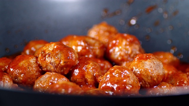 詳情圖-準(zhǔn)備好的肉丸在番茄醬鍋中慢慢旋轉(zhuǎn)。