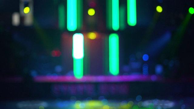 自由舞台与模糊的彩色灯光