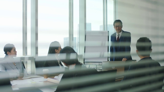 詳情圖-在辦公室工作的亞洲公司高管