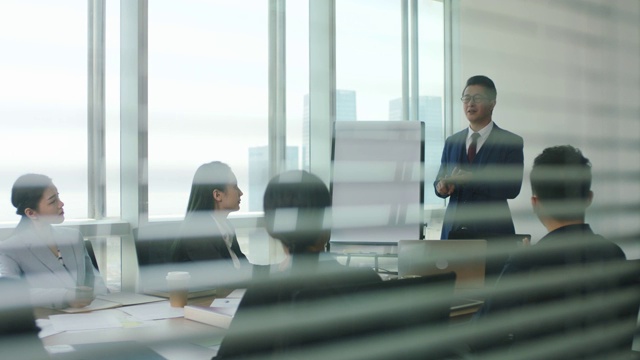 詳情圖-在辦公室工作的亞洲公司高管