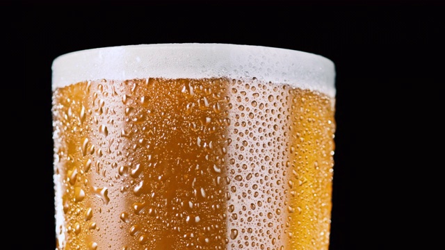 详情图-旋转与泡沫金色啤酒的特写视图
