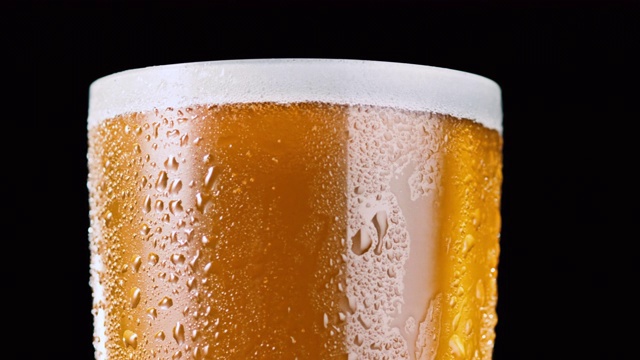详情图-旋转与泡沫金色啤酒的特写视图