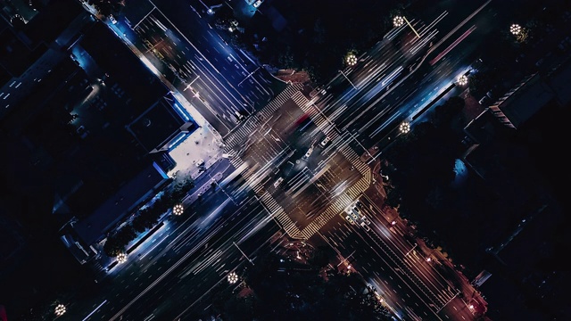 T/L PAN无人机夜间城市街道十字路口的视角