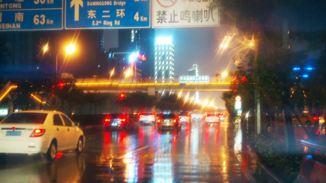 雨夜透过汽车挡风玻璃