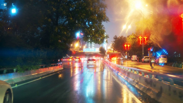详情图-雨夜透过汽车挡风玻璃