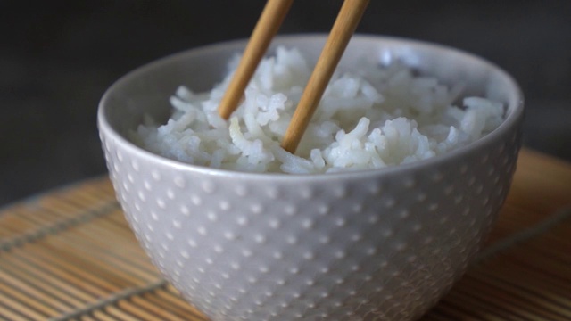一个男人用筷子从碗里吃米饭的特写视频高清慢动作