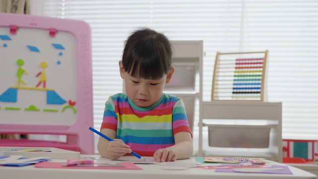 詳情圖-年輕女孩手工制作紙工藝品供家庭教育