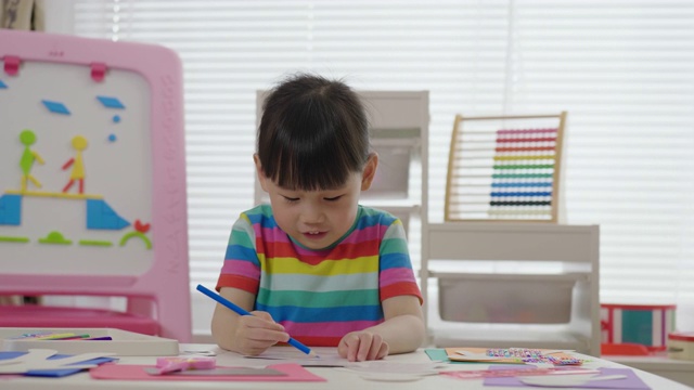 詳情圖-年輕女孩手工制作紙工藝品供家庭教育