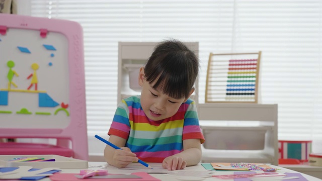 詳情圖-年輕女孩手工制作紙工藝品供家庭教育