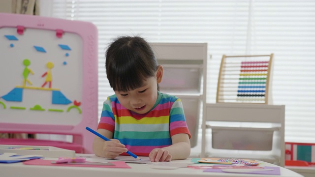 詳情圖-年輕女孩手工制作紙工藝品供家庭教育