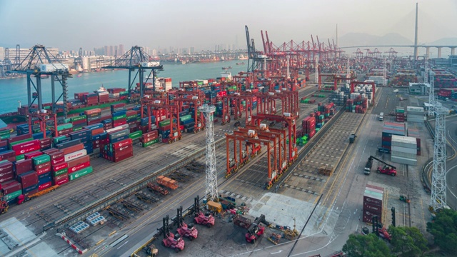 香港进出口业务物流中使用起重机装载集装箱的国际港口的昼夜延时(放大)