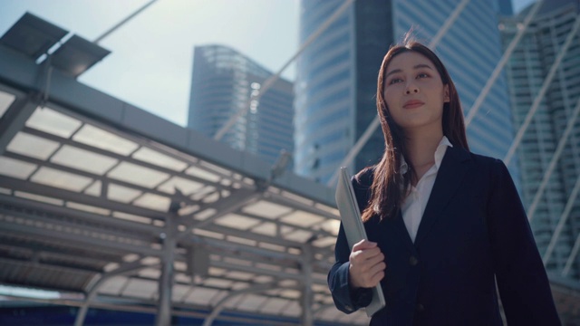 女商人通勤上班