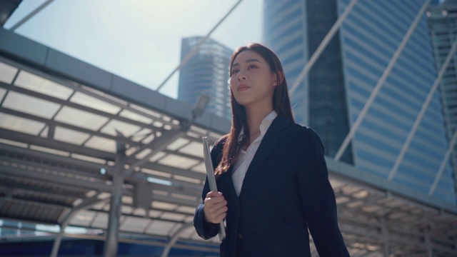 詳情圖-女商人通勤上班