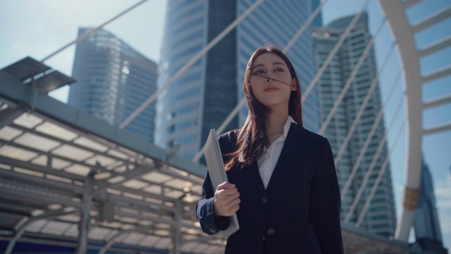 詳情圖-女商人通勤上班