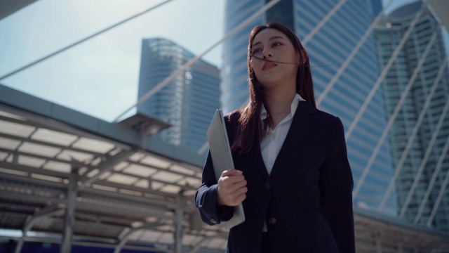 詳情圖-女商人通勤上班