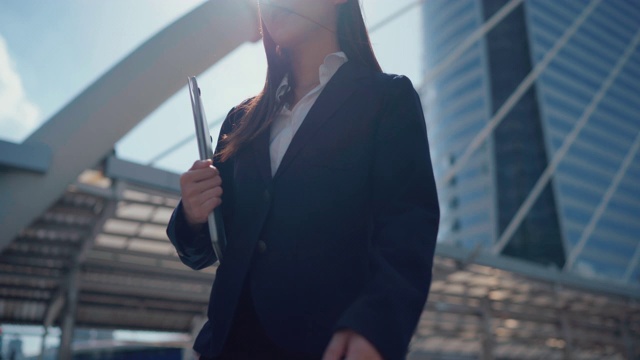 詳情圖-女商人通勤上班