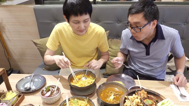 亚洲朋友喜欢在当地的餐馆吃饭