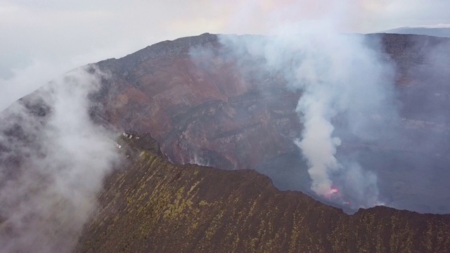 尼拉贡戈火山全景，熔岩湖喷出烟雾