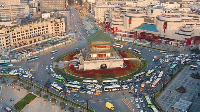 中国日落时西安钟楼鸟瞰图