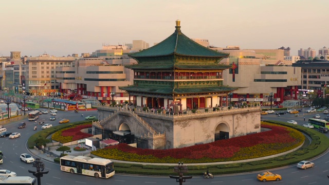 中国日落时西安钟楼鸟瞰图