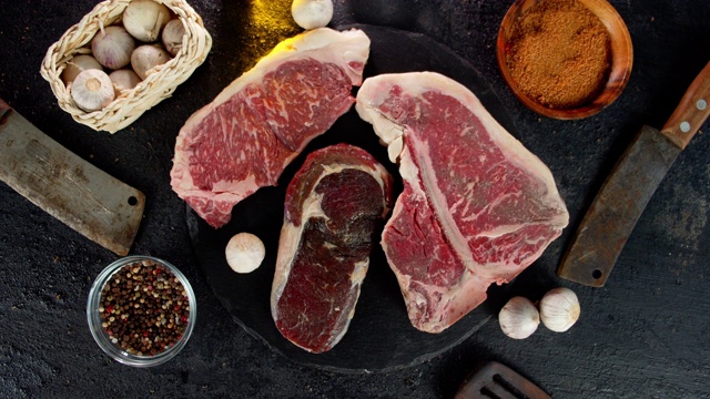 詳情圖-生牛肉和香料在桌子上慢慢旋轉(zhuǎn)。