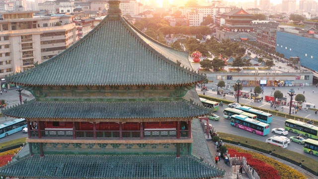 中国日落时西安钟楼鸟瞰图