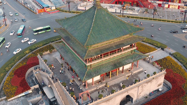 中国日落时西安钟楼鸟瞰图