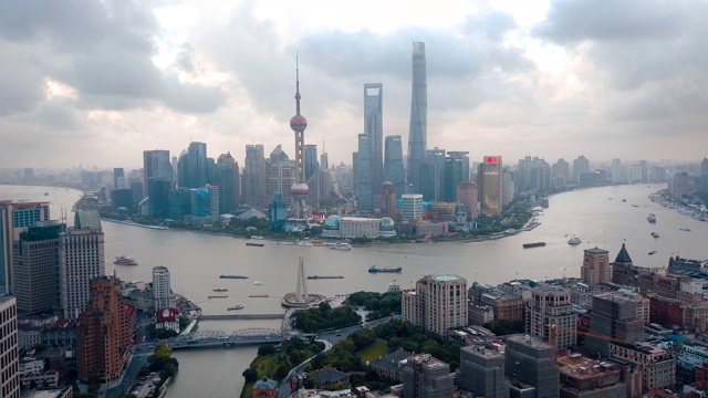 上海的天際線，令人驚嘆的摩天大樓聳立在鹿浦河之上
